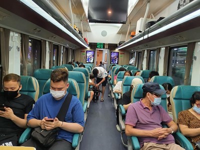 Đường sắt giảm giá vé tàu cho học sinh đi thi, nhập học