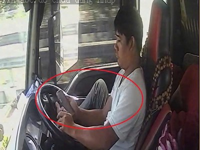 Xử lý tài xế “lướt Tik Tok”, lái xe bằng chân trên cao tốc