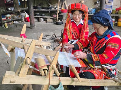 Đời sống của đồng bào dân tộc thiểu số rất ít người đã được cải thiện rõ rệt