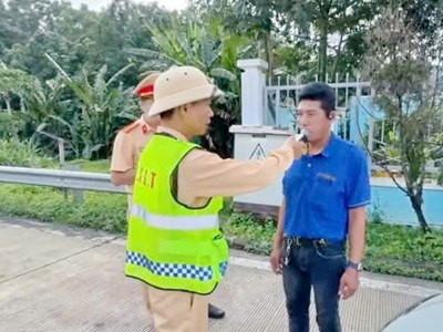 Tài xế chở 45 hành khách vi phạm nồng độ cồn kịch khung 