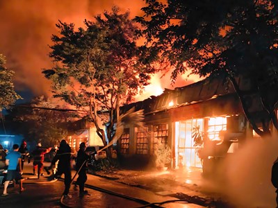 Kịp thời dập tắt đám cháy kho xưởng tại Hà Nội