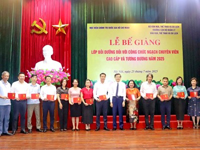 Bế giảng lớp bồi dưỡng chuyên viên cao cấp và tương đương