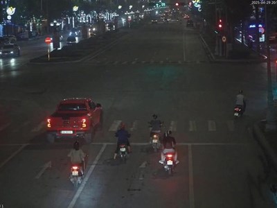 Ô tô gắn biển “siêu đẹp” lộ biển số giả vì vượt đèn đỏ