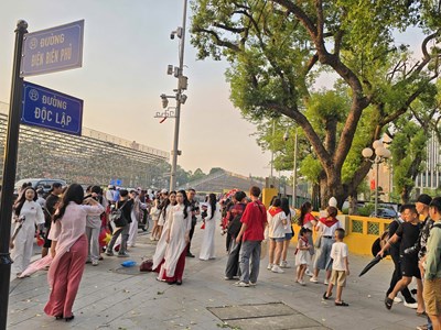 Nô nức check-in tại Lăng Bác trước thềm đại lễ Quốc khánh 2.9