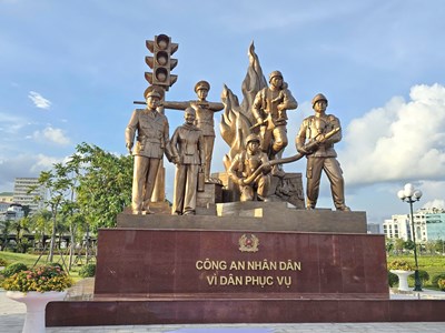 Khánh thành Tượng đài “Công an nhân dân vì dân phục vụ”