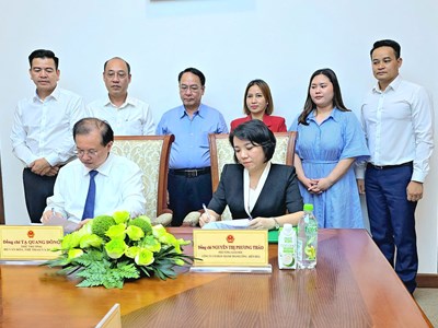 Người dân được phục vụ nước uống dinh dưỡng chất lượng cao dịp Đại lễ A80