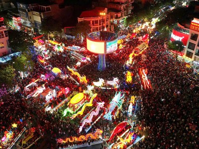 Rước đèn Trung thu khổng lồ mừng Quốc khánh 2.9