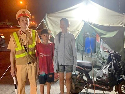 CSGT hỗ trợ hai chị em đi xe đạp điện từ Thanh Hóa ra Hà Nội xem diễu binh