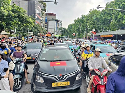 Hà Nội: Người dân ken kín đường đón chờ Lễ diễu binh, diễu hành