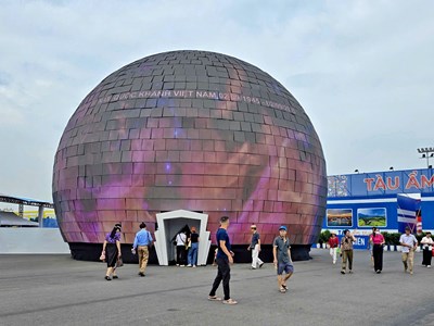 Quả cầu LED khổng lồ gây ấn tượng mạnh tại Triển lãm thành tựu đất nước 