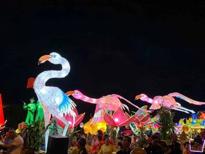  Người “thổi hồn” cho mô hình đèn Trung thu khổng lồ 