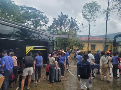 Chuyển tải, hỗ trợ suất ăn cho khách đi tàu bị ảnh hưởng do bão số 10