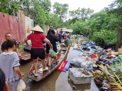 Cuộc sống người dân Hà Nội bị đảo lộn do mưa ngập