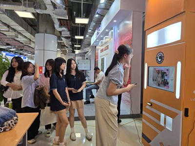 Giới trẻ trải nghiệm sản phẩm công nghệ tại Triển lãm quốc tế Đổi mới sáng tạo Việt Nam 2025