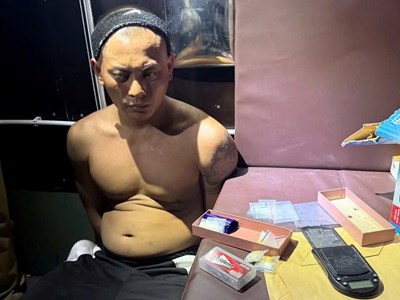 Hà Nội: Bắt chủ quán karaoke “chui” tổ chức cho khách “bay lắc”