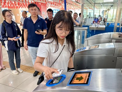 Thử nghiệm vé tháng điện tử trên tuyến đường sắt Cát Linh - Hà Đông