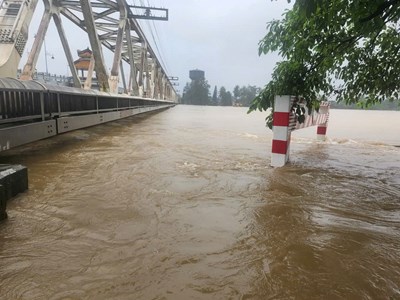 Tạm dừng chạy tàu Bắc – Nam do lũ lớn ở miền Trung