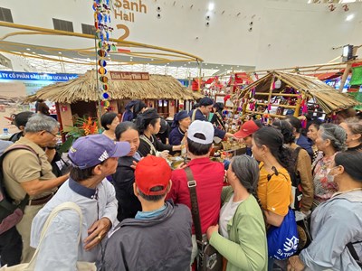 Thấp thoáng bản làng giữa Hội chợ mùa Thu lần thứ nhất - 2025