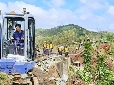 Khẩn trương khắc phục sự cố sạt lở tuyến đường sắt Bắc - Nam 