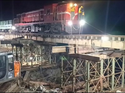 Khôi phục tuyến đường sắt Bắc - Nam sau bão số 13