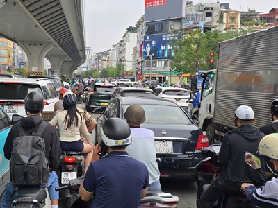 Dừng đèn đỏ sử dụng điện thoại có bị phạt?