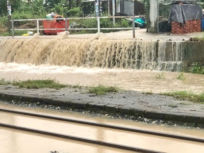 Tạm dừng nhiều đoàn tàu do nước lũ tại miền Trung dâng cao 