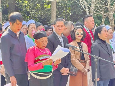 Đồng bào dân tộc Mường báo công dâng Bác tại Khu di tích K9