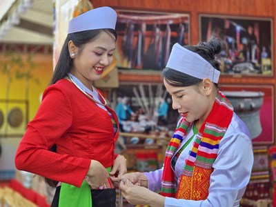 Nét đẹp phụ nữ Mường qua trang phục truyền thống