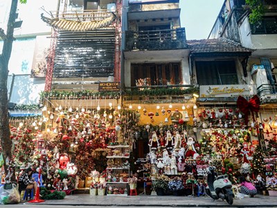 Ngắm phố Hàng Mã bày đồ Giáng sinh với diện mạo mới