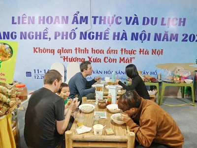 Trải nghiệm tinh hoa ẩm thực Hà thành tại phố đi bộ Trịnh Công Sơn