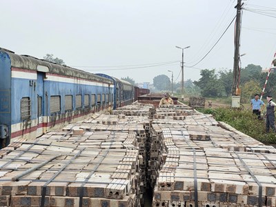 Vận chuyển miễn phí 1 triệu viên gạch hỗ trợ xây dựng nhà ở tại miền Trung
