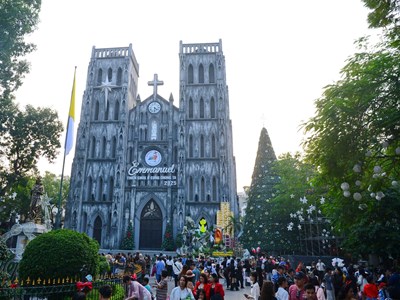 Giới trẻ thích thú check - in không khí Giáng sinh tại Hà Nội