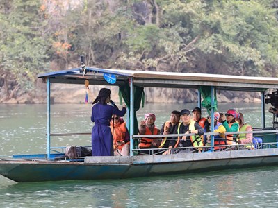  “Đốn tim” du khách giữa mênh mông Ba Bể bằng hát Then, đàn Tính