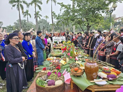 Ấm áp mâm cơm sum vầy tại “ngôi nhà chung”