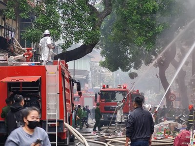 Hà Nội: Cháy nhà trên phố Hàng Mã, một người bị thương nặng