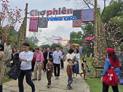 Tấp nập khách đến “Chợ phiên vùng cao - Chào năm mới 2026“