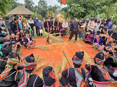 Nghi thức thu thóc cầu mùa của người Khơ Mú 