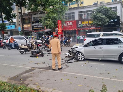 Hà Nội: Ô tô đi ngược chiều gây tai nạn liên hoàn, nhiều người bị thương