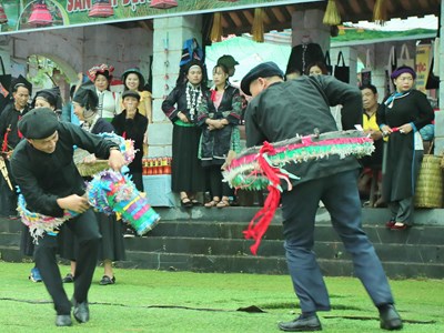 Độc đáo điệu múa ngựa giấy của người Nùng Dín