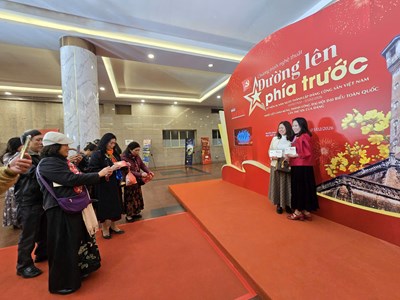 Khán giả xúc động tham dự chương trình “Đường lên phía trước“