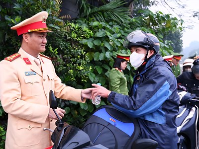 Tuyên Quang: Công an tặng áo ấm, mũ bảo hiểm, nước uống cho người dân về quê đón Tết