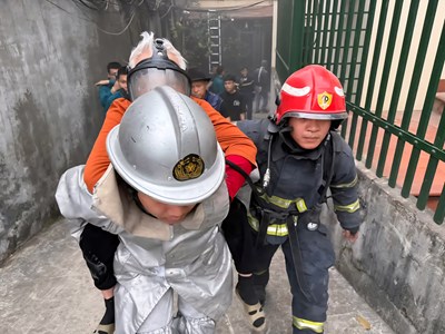 Cứu 2 người trong vụ cháy nhà tại Tây Hồ