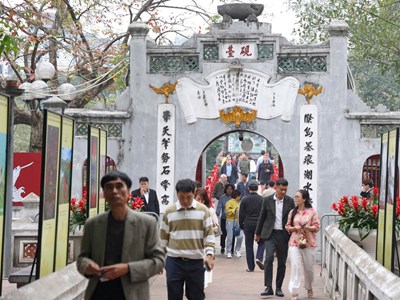 Thong dong tìm “lộc” bình an ngày mùng 1 Tết