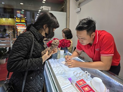 Đội mưa xuyên đêm đợi mua vàng ngày vía Thần Tài