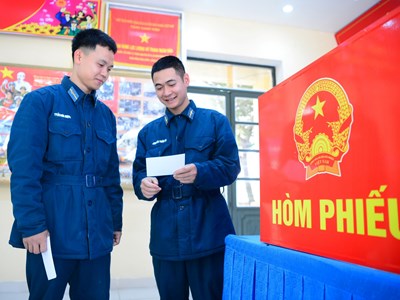 Chiến sĩ trẻ vinh dự tự hào hướng về Ngày hội non sông