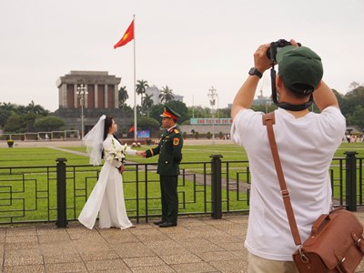 Giới trẻ rộn ràng chụp ảnh kỷ niệm tại Lăng Bác