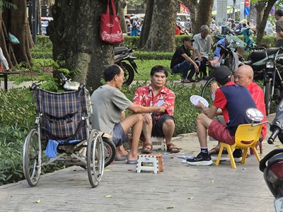 Nhếch nhác và lộn xộn tại Công viên Lê Nin