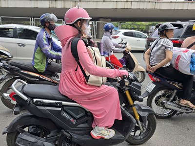 Đủ kiểu thời trang chống nắng ở Hà Nội