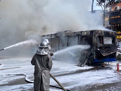 Hà Nội: Xe buýt bốc cháy ngùn ngụt trên phố Lý Thường Kiệt