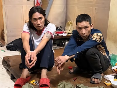 Bắt giữ 2 đối tượng trộm cắp cần gạt nước mưa xe ô tô